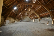 Corps de ferme avec hangar à 8mn de vannes