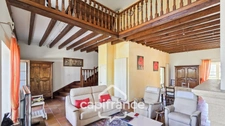 Maison en pierre à vendre 8 pièces avec piscine sur 3100 m² de terrain.