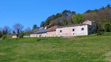Corps de ferme avec dépendance d'une superficie totale d'environ 4hectares située à 15 minutes à l'ouest de Périgueux