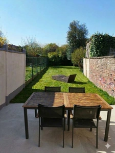 Maison de ville de 92m²- 4 chambres avec terrasse et jardin à Tourcoing – Calme, très bon état et accès rapide aux grands axes.