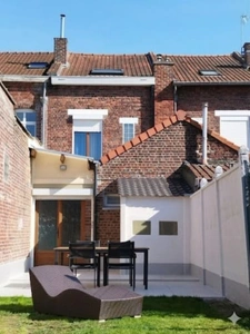 Maison de ville de 92m²- 4 chambres avec terrasse et jardin à Tourcoing – Calme, très bon état et accès rapide aux grands axes.
