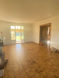 Pavillon surélevé de 135m² sur sous-sol de 90m², 4 chambres, 2 garages, terrain de 630m², 131 500 €
