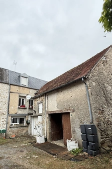 Maison de ville de 157m² avec potentiel local professionnel et dépendances, jardin 69 900 €