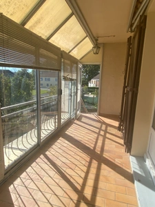 Pavillon surélevé de 135m² sur sous-sol de 90m², 4 chambres, 2 garages, terrain de 630m², 131 500 €