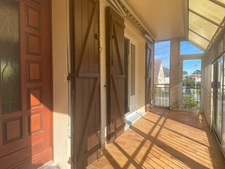 Pavillon surélevé de 135m² sur sous-sol de 90m², 4 chambres, 2 garages, terrain de 630m², 131 500 €