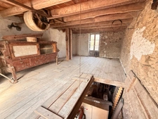 Maison de caractère en pierre, 121 m², 5 chambres avec belles dépendances sur 6 688 m² de terrain 148 500 €
