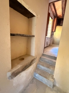 EN EXCLUSIVITE ! Maison en pierre à finir de restaurer, 73m² avec grange sur terrain de 2 200 m²