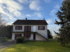 Pavillon de 155m², 5 chambres avec possibilité de 2 appartements indépendants sur terrain de 1527m² 138 000 €