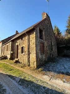 EN EXCLUSIVITE ! Maison en pierre à finir de restaurer, 73m² avec grange sur terrain de 2 200 m²