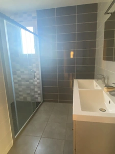Pavillon surélevé de 135m² sur sous-sol de 90m², 4 chambres, 2 garages, terrain de 630m², 131 500 €