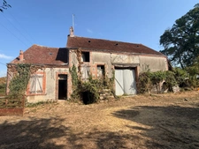 EN EXCLUSIVITE ! Ancienne petite ferme à restaurer 66m² avec dépandances terrain 2238m² 24500€
