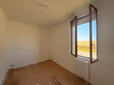 Ancienne grange à finir de restaurer 140m², 4 chambres, sur 1,2 hectares de terrain, 79 000 €