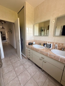 Pavillon sur sous sol de 170m², 5 chambres, piscine sur terrain de 2000m² 197 000 €