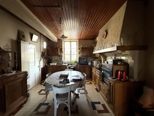 Maison en pierre de 151m2, mitoyenne, 4 chambres avec dépendance, terrain 1524m² 68 000 €