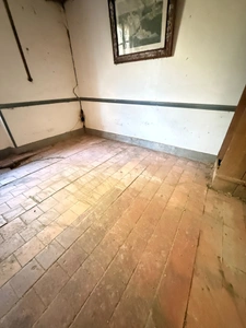 EN EXCLUSIVITE ! Ancienne petite ferme à restaurer 66m² avec dépandances terrain 2238m² 24500€