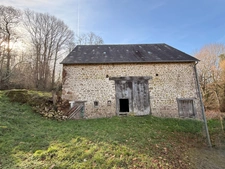 EN EXCLUSIVITE Maison en pierre de 113m² avec grange sur 2,4ha de terrain 128 000 €
