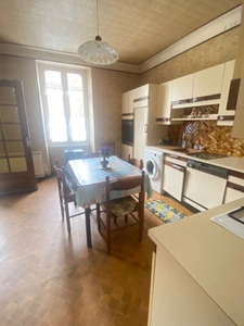 Maison de village, 103m², 3 chambres, terrasse et jardinet avec 2 garages 59 900 €