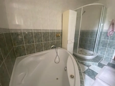 Demeure de 284m², 11 pièces, 7 chambres avec 600m² de dépendances, terrain de 2200m² 211 000 €