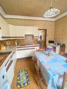 Maison de village, 103m², 3 chambres, terrasse et jardinet avec 2 garages 69 900 €
