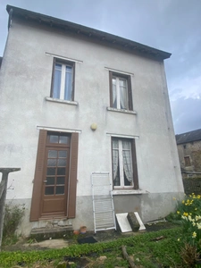Maison de village, 103m², 3 chambres, terrasse et jardinet avec 2 garages 69 900 €