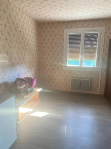 Pavillon surélevé de 135m² sur sous-sol de 90m², 4 chambres, 2 garages, terrain de 630m², 131 500 €
