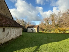 Maison à restaurer de 51m² avec possibilité de 46m² supplémentaire + dépendances sur 3674m² de terrain 37500€