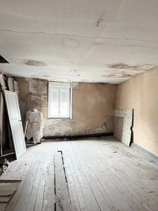 Maison de ville de 157m² avec potentiel local professionnel et dépendances, jardin 69 900 €