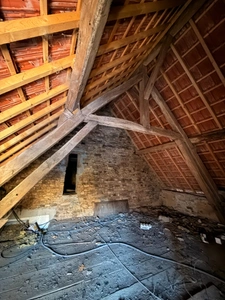EN EXCLUSIVITE ! Maison en pierre à finir de restaurer, 73m² avec grange sur terrain de 2 200 m²