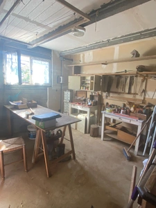 Pavillon surélevé de 135m² sur sous-sol de 90m², 4 chambres, 2 garages, terrain de 630m², 131 500 €