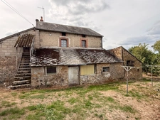 EN EXCLUSIVITE ! Propriété 2 maisons + dépendances sur 4700 m2 de terrain (ou 1ha8 si nécessaire) 88 000 €