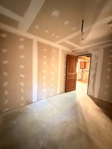 EN EXCLUSIVITE ! Maison en pierre à finir de restaurer, 73m² avec grange sur terrain de 2 200 m²