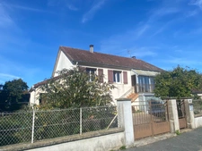 Pavillon surélevé de 135m² sur sous-sol de 90m², 4 chambres, 2 garages, terrain de 630m², 131 500 €