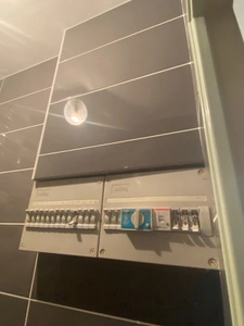 Pavillon surélevé de 135m² sur sous-sol de 90m², 4 chambres, 2 garages, terrain de 630m², 131 500 €