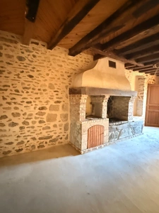 EN EXCLUSIVITE ! Maison en pierre à finir de restaurer, 73m² avec grange sur terrain de 2 200 m²