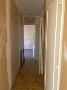 Pavillon surélevé de 135m² sur sous-sol de 90m², 4 chambres, 2 garages, terrain de 630m², 131 500 €