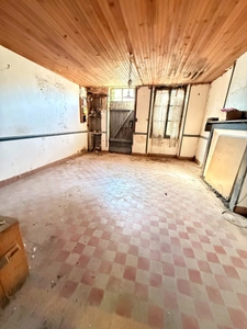 EN EXCLUSIVITE ! Ancienne petite ferme à restaurer 66m² avec dépandances terrain 2238m² 24500€