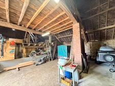 Maison de caractère en pierre, 121 m², 5 chambres avec belles dépendances sur 6 688 m² de terrain 148 500 €