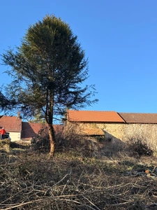 EN EXCLUSIVITE ! Maison en pierre à finir de restaurer, 73m² avec grange sur terrain de 2 200 m²