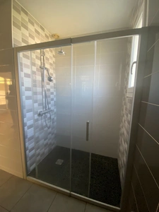 Pavillon surélevé de 135m² sur sous-sol de 90m², 4 chambres, 2 garages, terrain de 630m², 131 500 €
