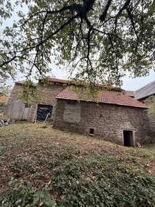 EN EXCLUSIVITE ! Maison en pierre 57m² à restaurer avec grange et garage sur terrain 486m² 29 900 €