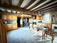 BELLE OPPORTUNITE ! Maison en pierre de 165m², pleine de charme, 4 chambres, Cour intérieure de 379m² 93 000 €