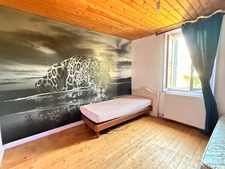 Maison en pierre 105m², 3 chambres sur 1 hectare de terrain + 3ha de terrain indépendants supplémentaires 78 000 €