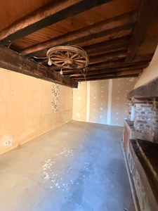 EN EXCLUSIVITE ! Maison en pierre à finir de restaurer, 73m² avec grange sur terrain de 2 200 m²