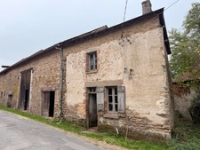 EN EXCLUSIVITE ! Maison en pierre 57m² à restaurer avec grange et garage sur terrain 486m² 29 900 €