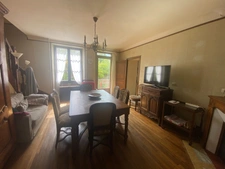 Demeure de 284m², 11 pièces, 7 chambres avec 600m² de dépendances, terrain de 2200m² 211 000 €