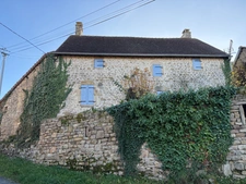 BELLE OPPORTUNITE ! Maison en pierre de 165m², pleine de charme, 4 chambres, Cour intérieure de 379m² 93 000 €