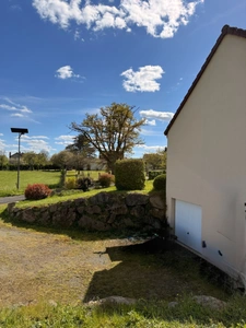 Pavillon de 68m² 2 chambres avec vue exceptionnelle sur vallée et chateau de Puyguillon 2998m² de terrain 117 500€