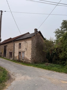 EN EXCLUSIVITE ! Maison en pierre 57m² à restaurer avec grange et garage sur terrain 486m² 29 900 €