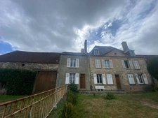 Demeure de 284m², 11 pièces, 7 chambres avec 600m² de dépendances, terrain de 2200m² 211 000 €