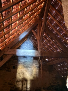 EN EXCLUSIVITE ! Maison en pierre à finir de restaurer, 73m² avec grange sur terrain de 2 200 m²